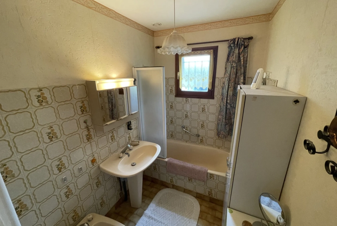 Maison de plain-pied à Luche Pringe de 112 m² avec garage et dépendances 