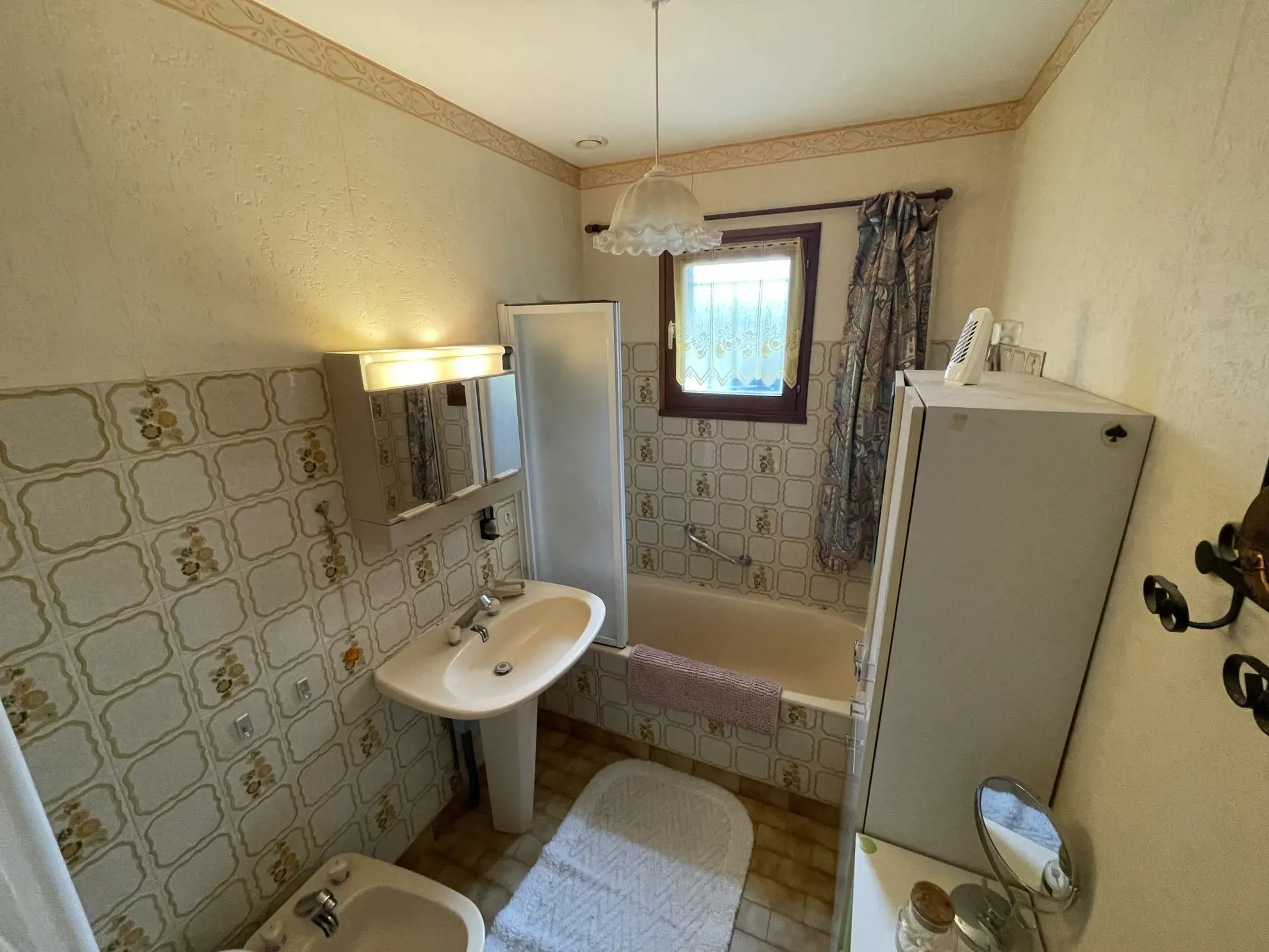 Maison de plain-pied à Luche Pringe de 112 m² avec garage et dépendances 