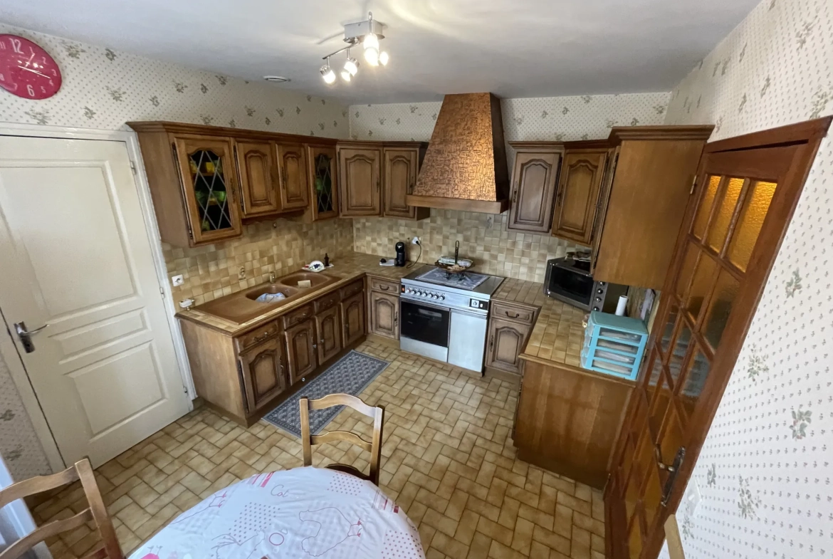 Maison de plain-pied à Luche Pringe de 112 m² avec garage et dépendances 