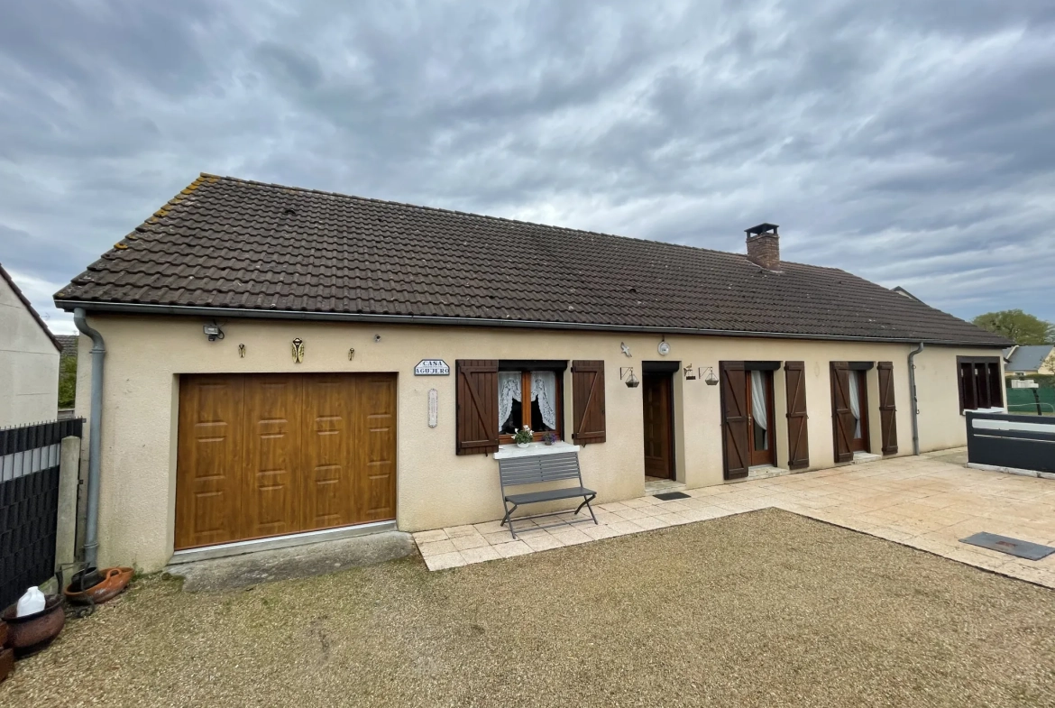 Maison de plain-pied à Luche Pringe de 112 m² avec garage et dépendances 