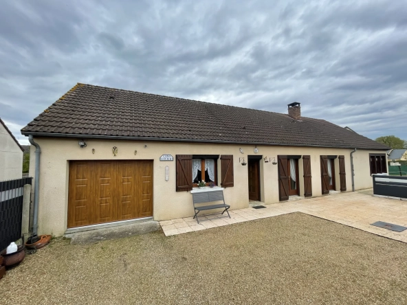 Maison de plain-pied à Luche Pringe de 112 m² avec garage et dépendances