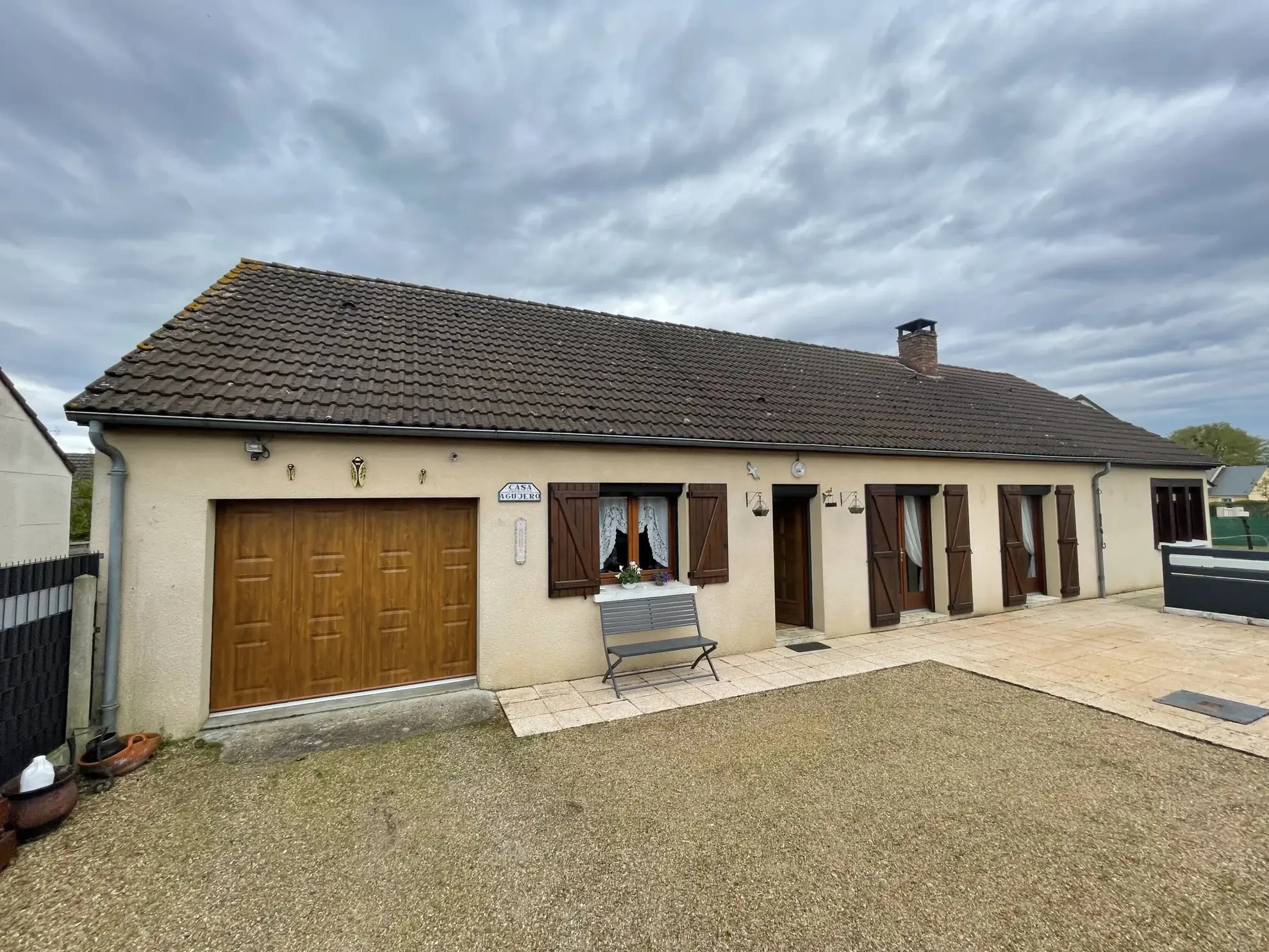 Maison de plain-pied à Luche Pringe de 112 m² avec garage et dépendances 