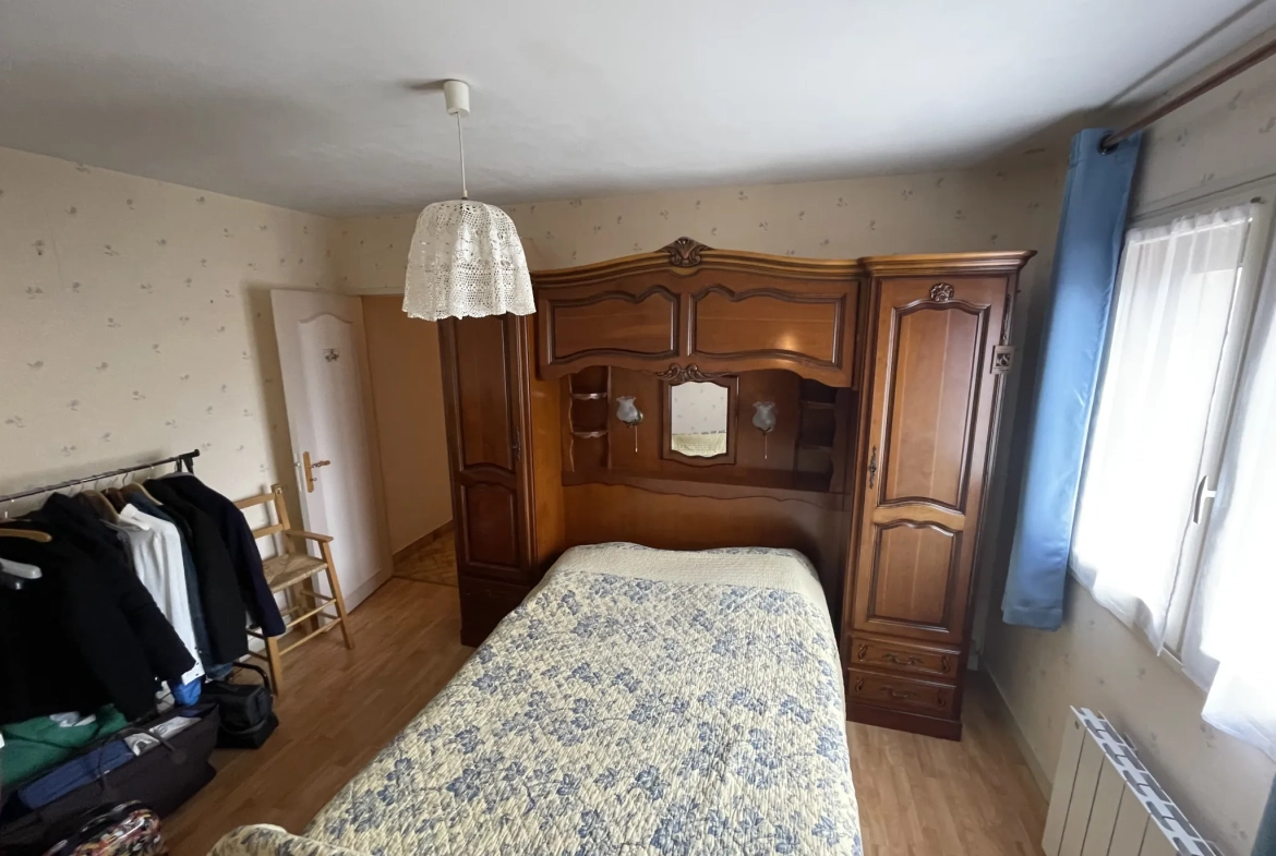 Maison de plain-pied à Luche Pringe de 112 m² avec garage et dépendances 