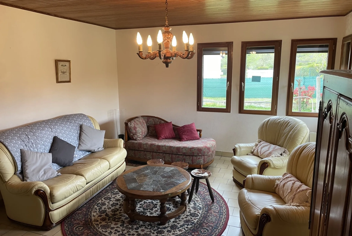 Maison de plain-pied à Luche Pringe de 112 m² avec garage et dépendances 