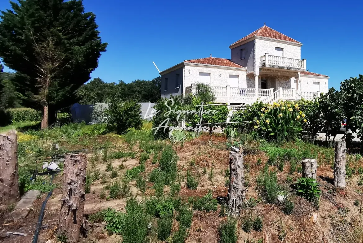 Spacieuse Maison de 8 Pièces et 235 m² à Feugarolles, Calme et Espaces Verts 