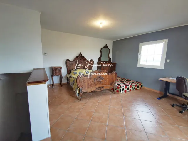 Spacieuse Maison de 8 Pièces et 235 m² à Feugarolles, Calme et Espaces Verts 