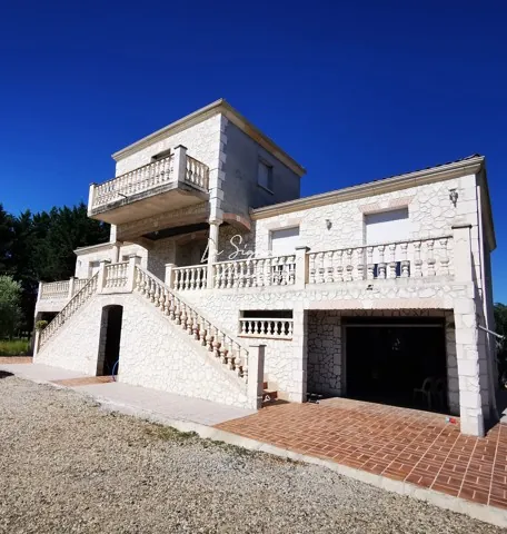 Spacieuse Maison de 8 Pièces et 235 m² à Feugarolles, Calme et Espaces Verts 