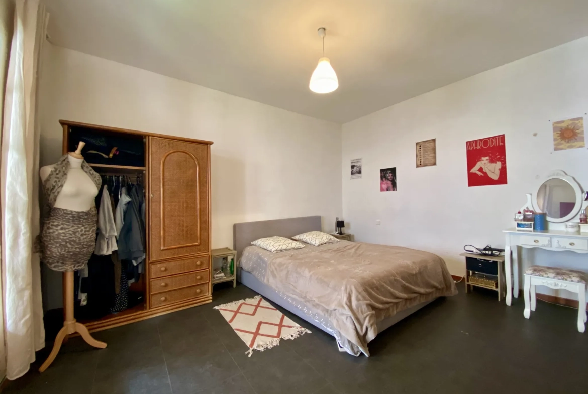 Grande maison à Vias avec terrasse, garage et potentialité de studio indépendant 