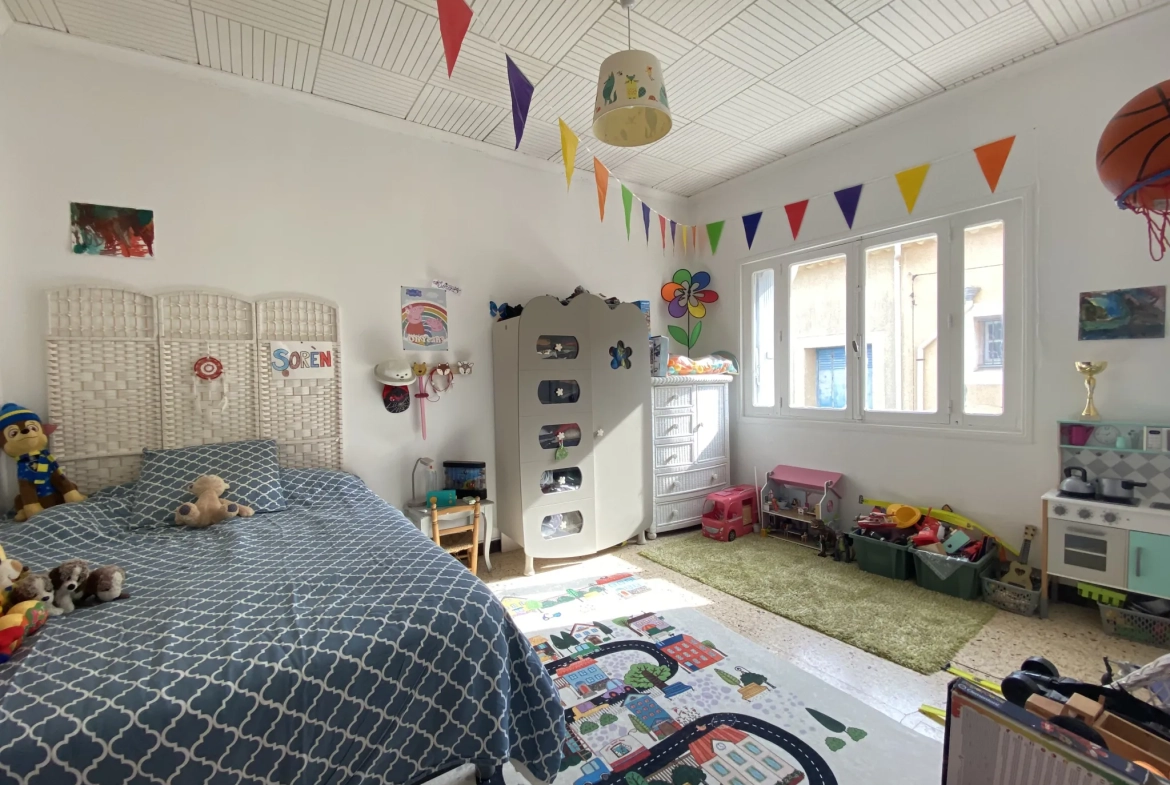 Grande maison à Vias avec terrasse, garage et potentialité de studio indépendant 