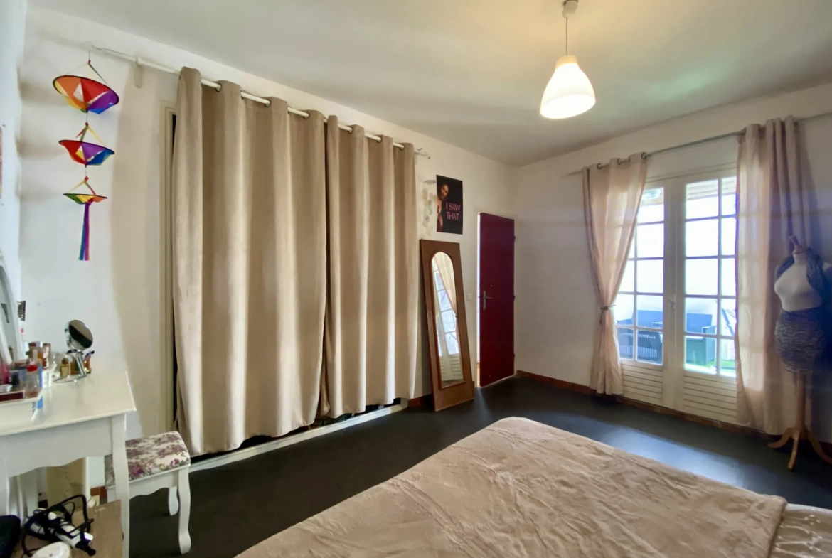 Grande maison à Vias avec terrasse, garage et potentialité de studio indépendant 