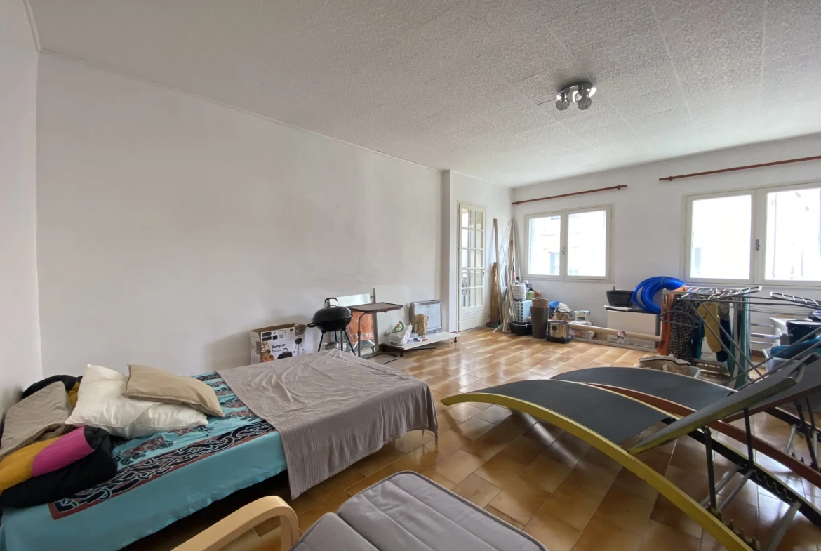 Grande maison à Vias avec terrasse, garage et potentialité de studio indépendant 