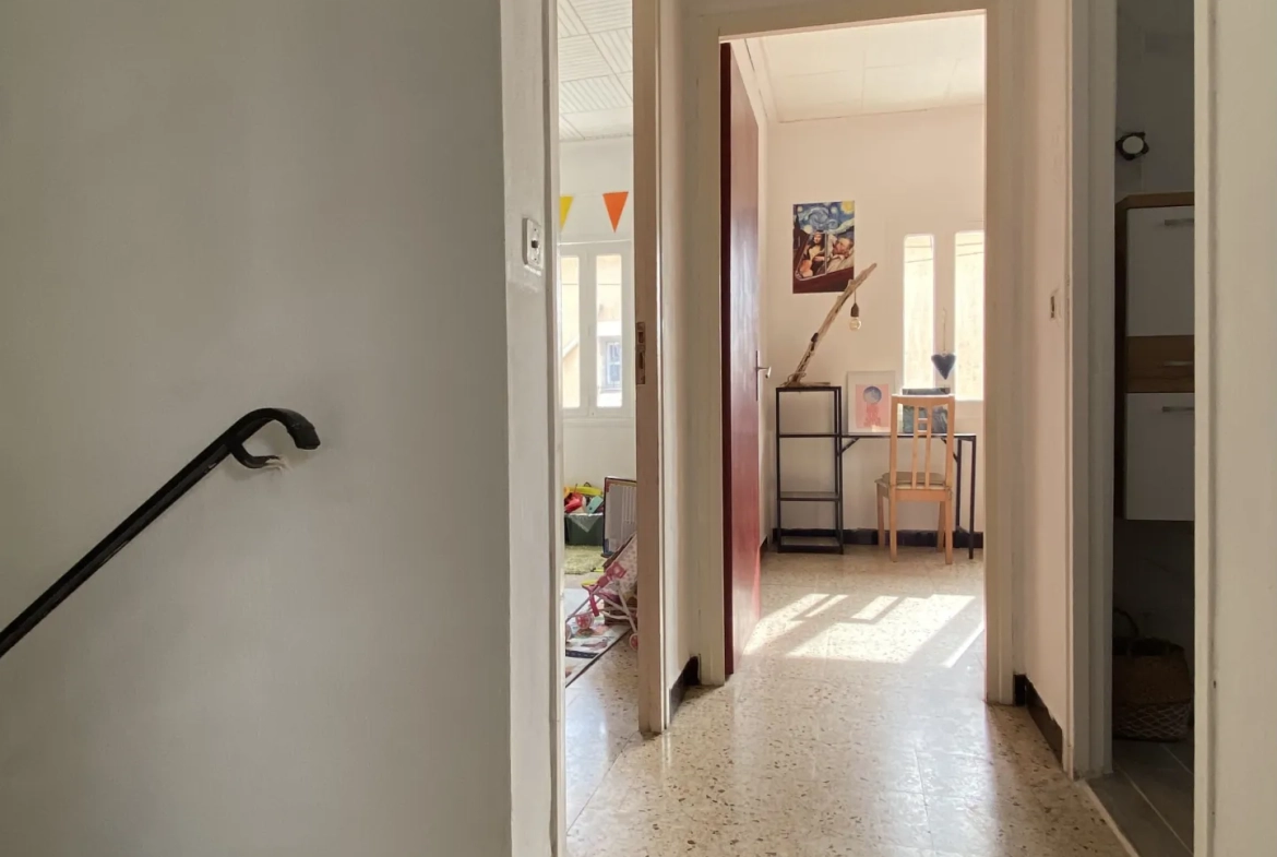 Grande maison à Vias avec terrasse, garage et potentialité de studio indépendant 