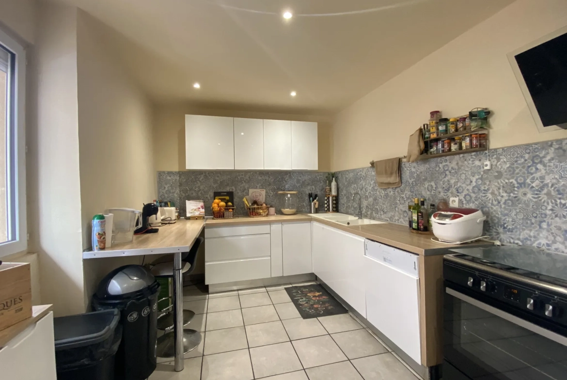 Grande maison à Vias avec terrasse, garage et potentialité de studio indépendant 