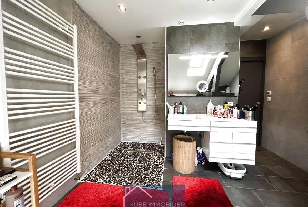 Maison d'architecte à Saint-Jure avec terrasse et 4 chambres, proche de toutes commodités 