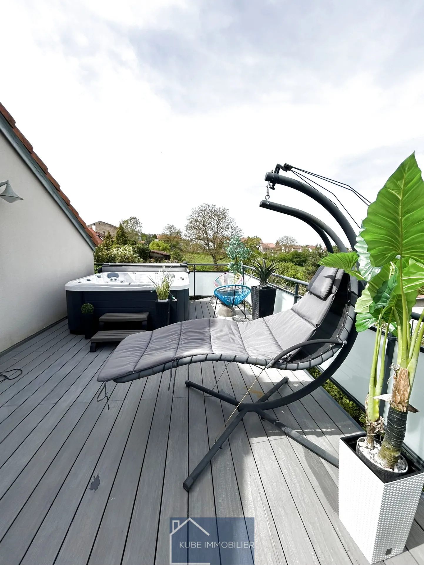 Maison d'architecte à Saint-Jure avec terrasse et 4 chambres, proche de toutes commodités 