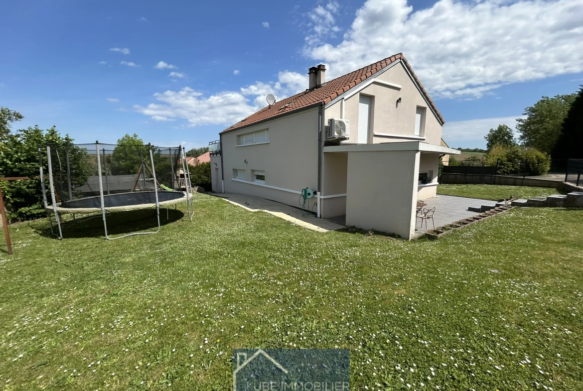 Maison d'architecte à Saint-Jure avec terrasse et 4 chambres, proche de toutes commodités 