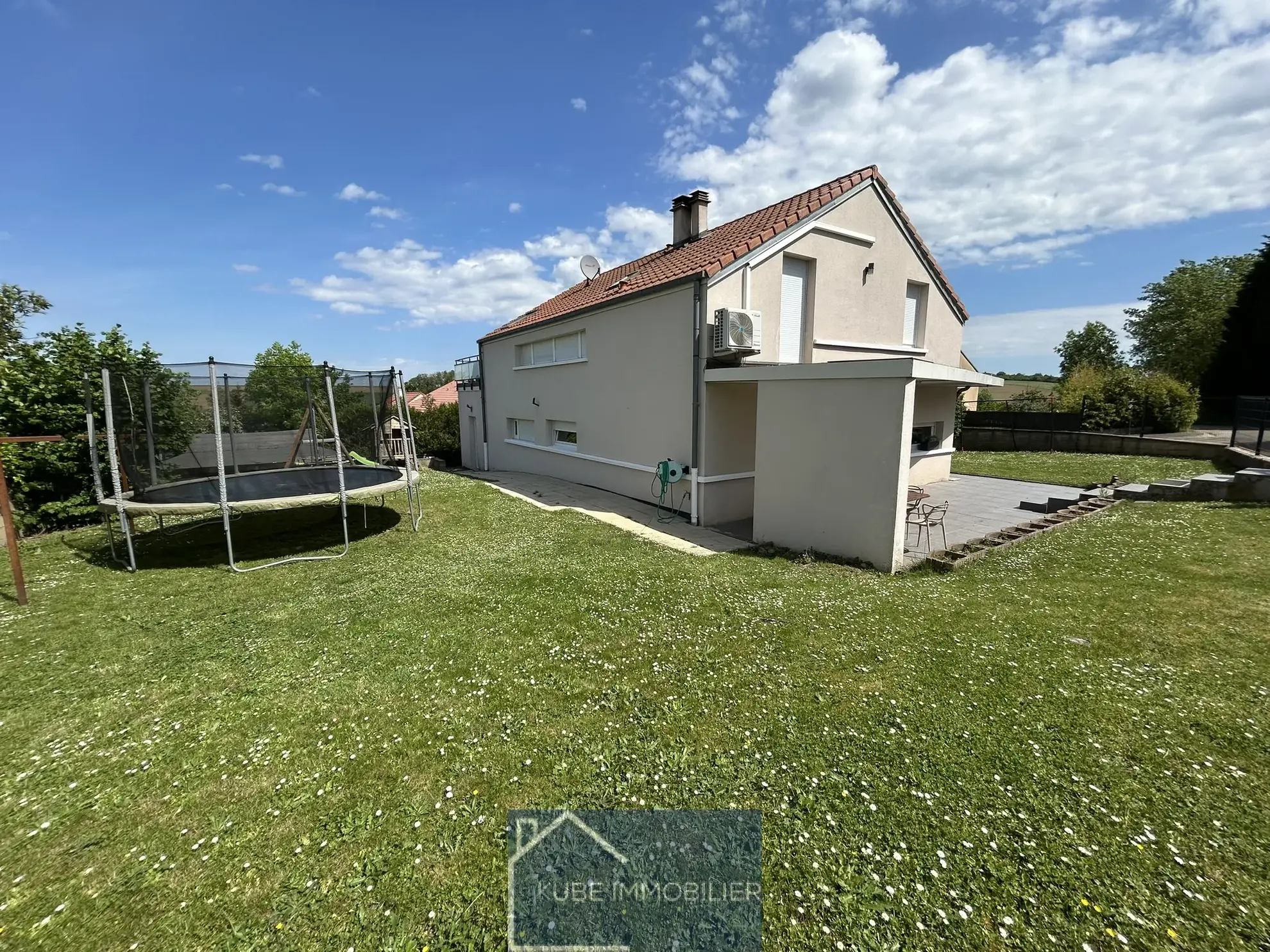 Maison d'architecte à Saint-Jure avec terrasse et 4 chambres, proche de toutes commodités 