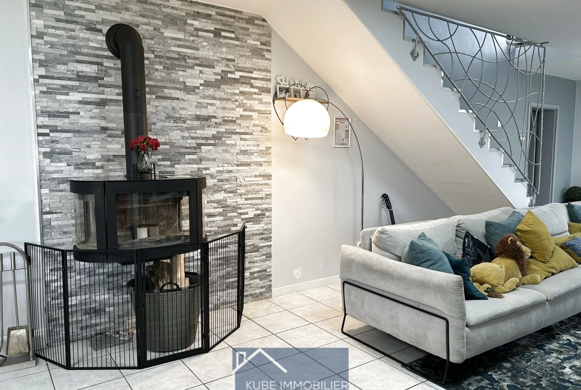 Maison d'architecte à Saint-Jure avec terrasse et 4 chambres, proche de toutes commodités 