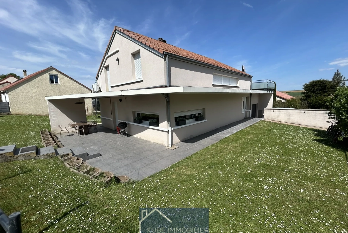 Maison d'architecte à Saint-Jure avec terrasse et 4 chambres, proche de toutes commodités 