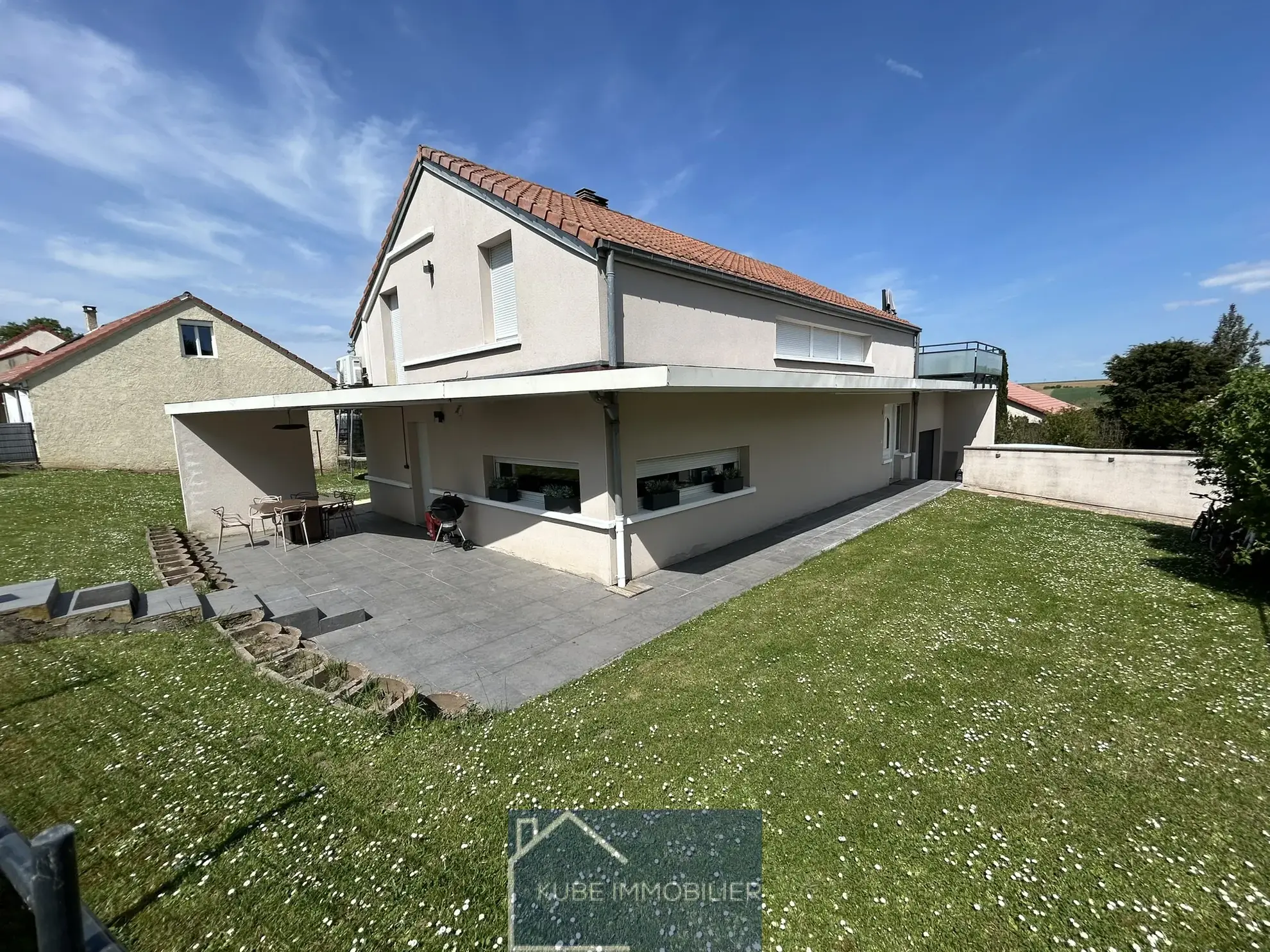 Maison d'architecte à Saint-Jure avec terrasse et 4 chambres, proche de toutes commodités 