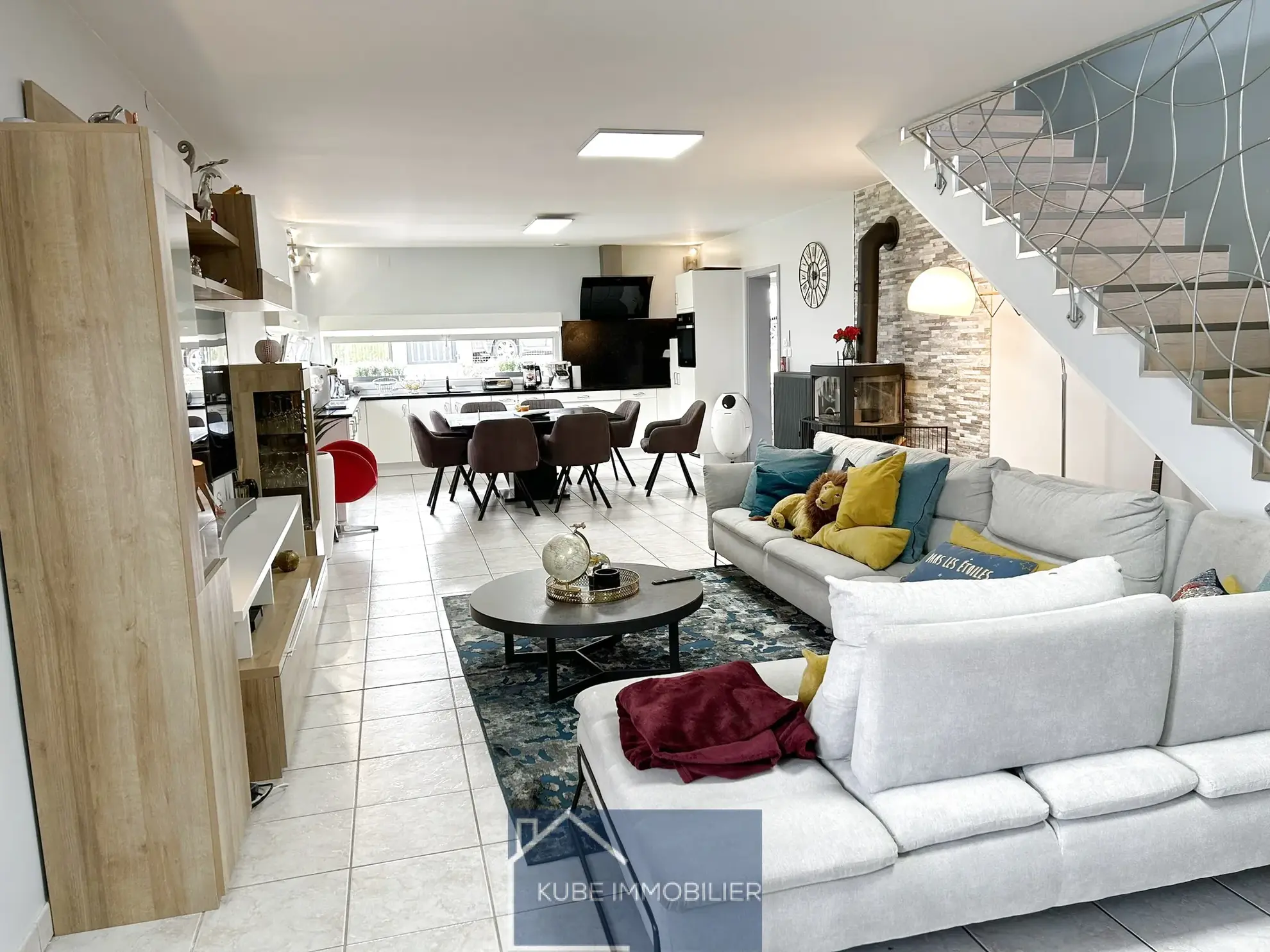 Maison d'architecte à Saint-Jure avec terrasse et 4 chambres, proche de toutes commodités 