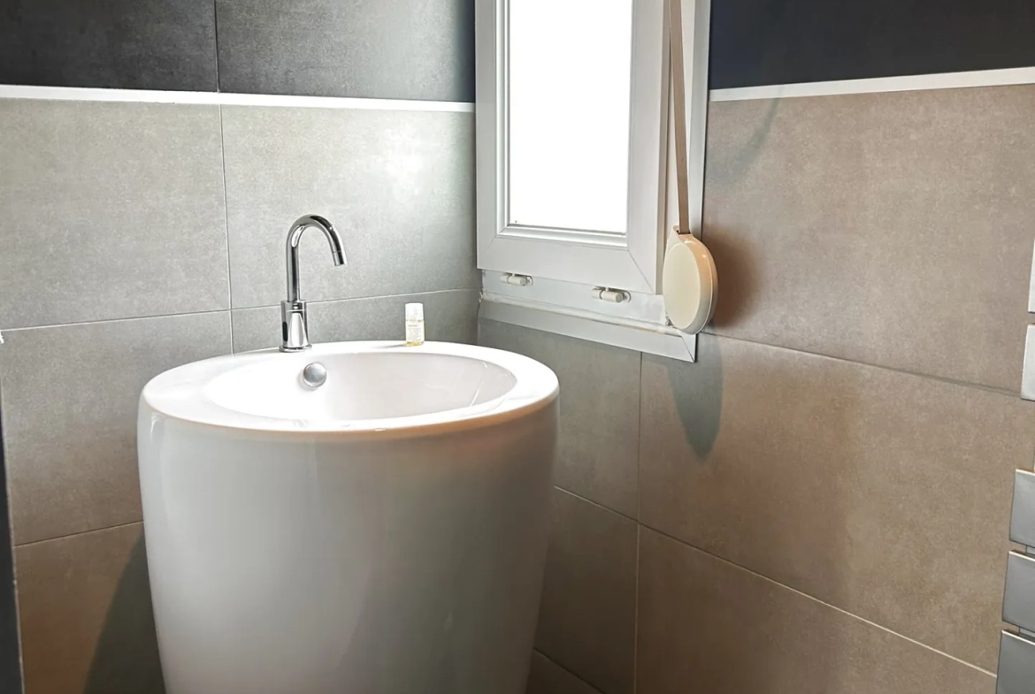 Maison d'architecte à Saint-Jure avec terrasse et 4 chambres, proche de toutes commodités 