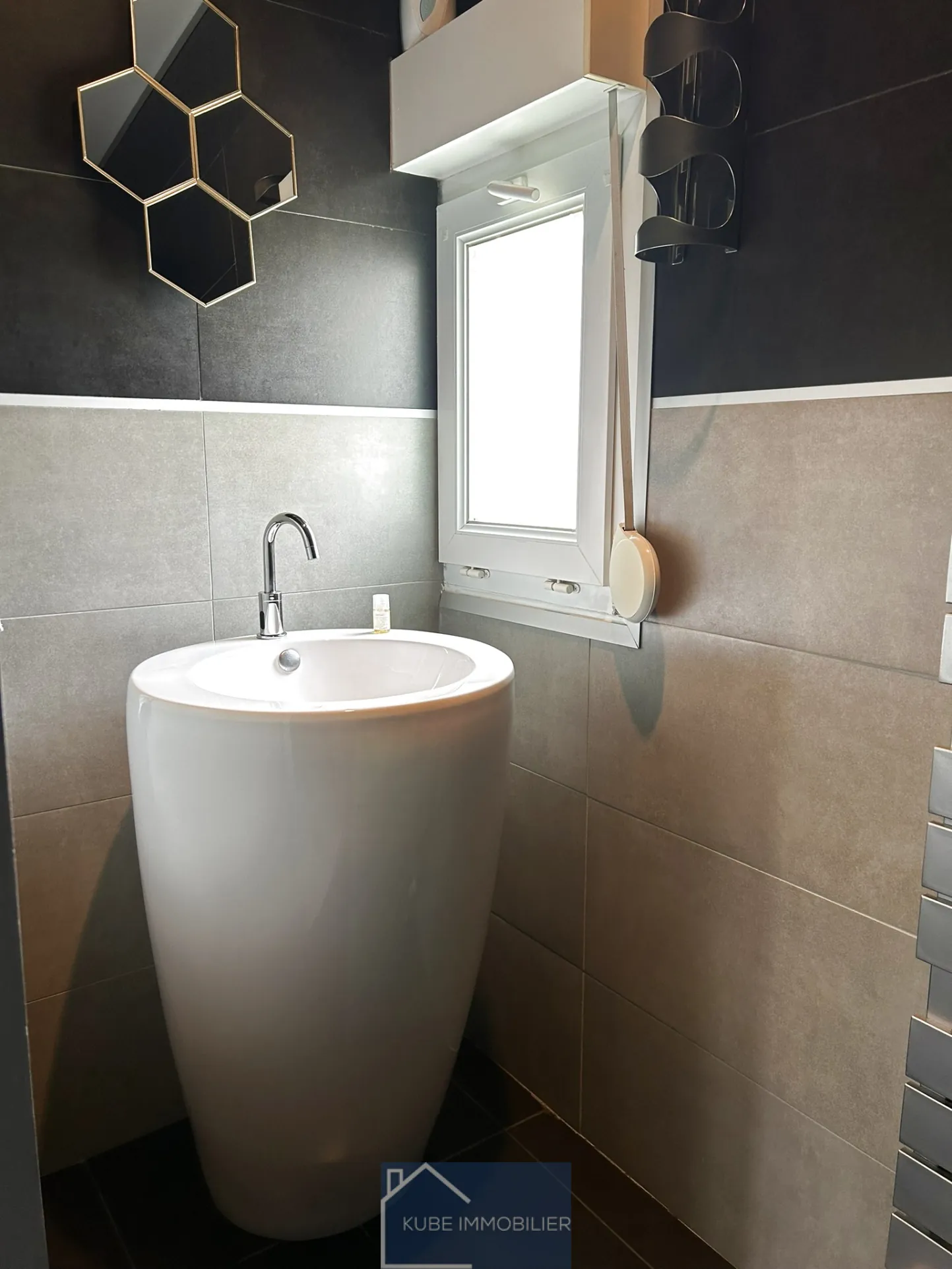 Maison d'architecte à Saint-Jure avec terrasse et 4 chambres, proche de toutes commodités 