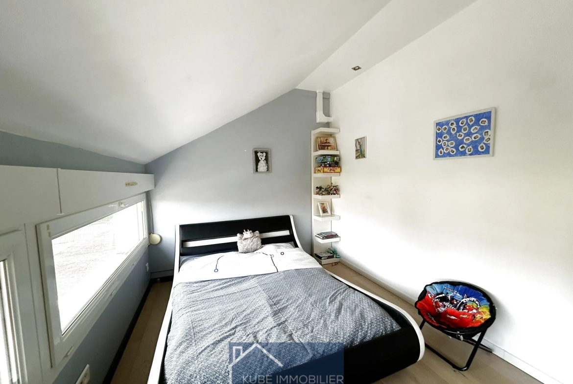 Maison d'architecte à Saint-Jure avec terrasse et 4 chambres, proche de toutes commodités 