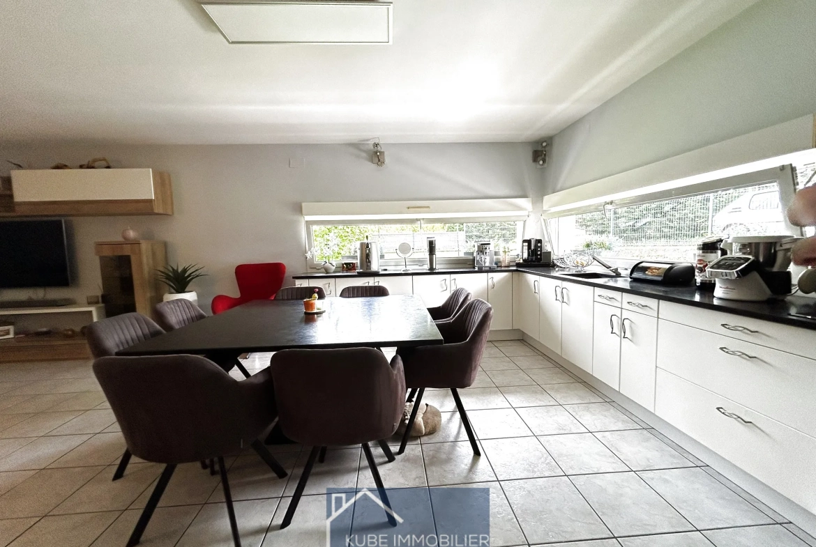 Maison d'architecte à Saint-Jure avec terrasse et 4 chambres, proche de toutes commodités 