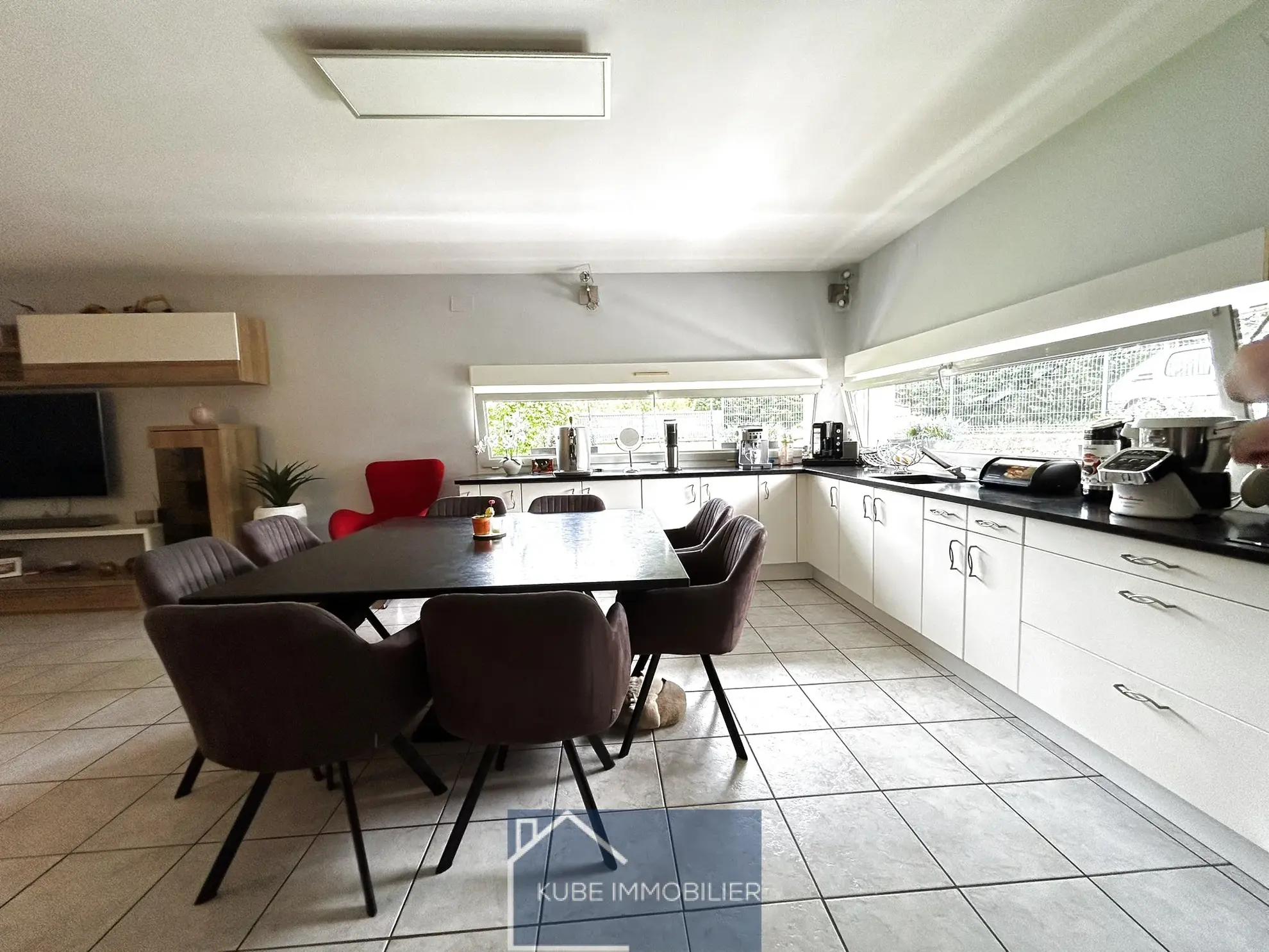 Maison d'architecte à Saint-Jure avec terrasse et 4 chambres, proche de toutes commodités 