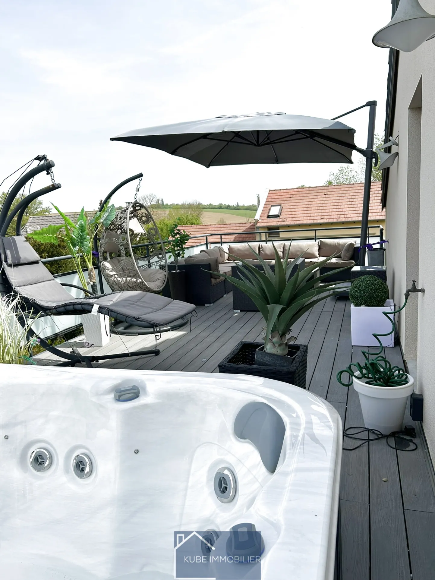 Maison d'architecte à Saint-Jure avec terrasse et 4 chambres, proche de toutes commodités 