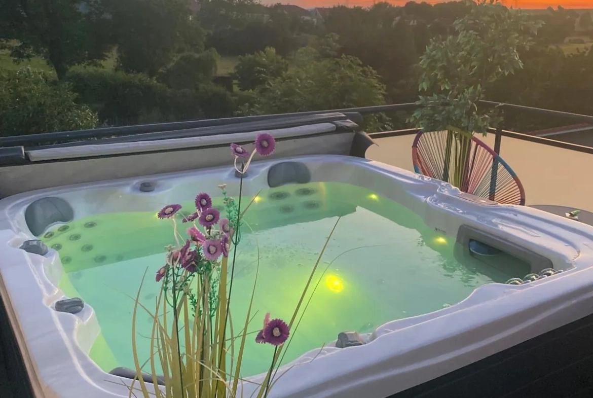 Maison d'architecte à Saint-Jure avec terrasse et 4 chambres, proche de toutes commodités 