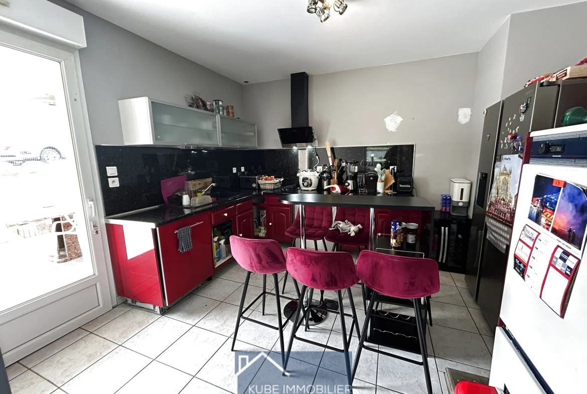 Maison d'architecte à Saint-Jure avec terrasse et 4 chambres, proche de toutes commodités 