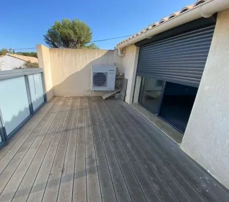 Maison à Vitrolles (13) avec 3 chambres, terrasse, garage et vue mer à 190 000 euros 
