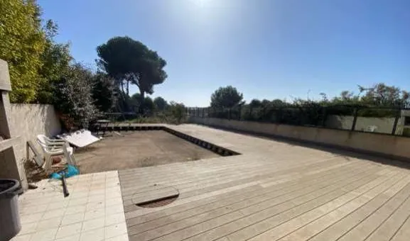 Maison à Vitrolles (13) avec 3 chambres, terrasse, garage et vue mer à 190 000 euros 