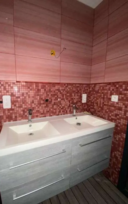 Maison à Vitrolles (13) avec 3 chambres, terrasse, garage et vue mer à 190 000 euros 