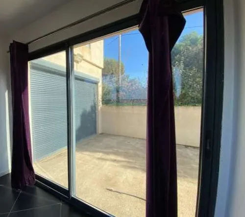Maison à Vitrolles (13) avec 3 chambres, terrasse, garage et vue mer à 190 000 euros 