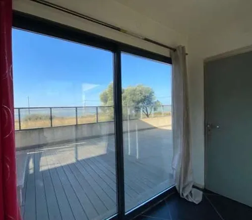 Maison à Vitrolles (13) avec 3 chambres, terrasse, garage et vue mer à 190 000 euros 