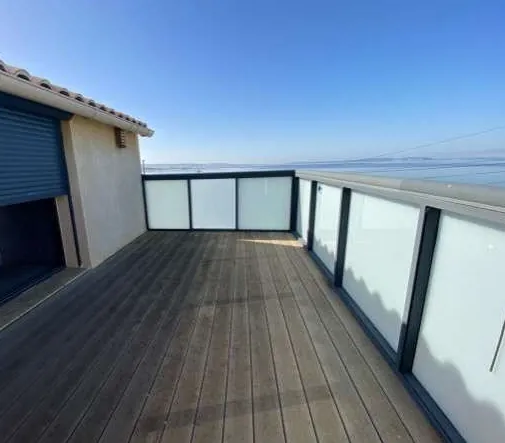 Maison à Vitrolles (13) avec 3 chambres, terrasse, garage et vue mer à 190 000 euros 