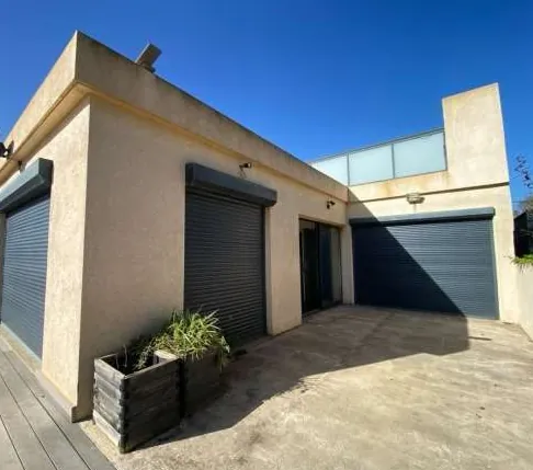 Maison à Vitrolles (13) avec 3 chambres, terrasse, garage et vue mer à 190 000 euros 