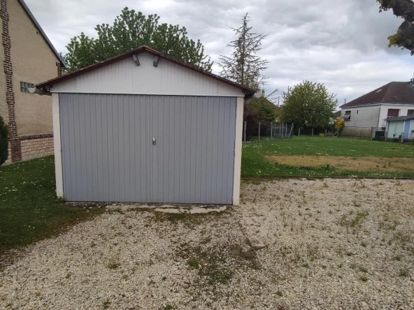 Maison de 85 m² à vendre à Saint André Les Vergers, 2 chambres, jardin arboré 