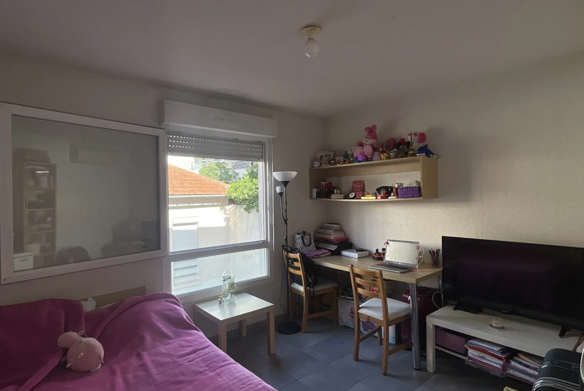 Studio à Toulon de 21,3 m² avec bail loué, idéal investissement 