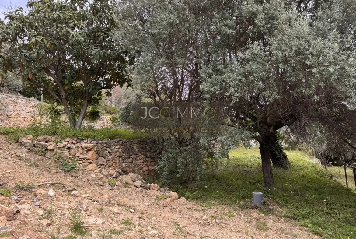 Terrain constructible de 500 m² avec vue dominante à Ollioules 