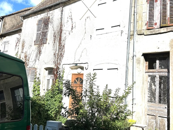 Maison de village en Nièvre avec cour, deux chambres et local commercial à vendre
