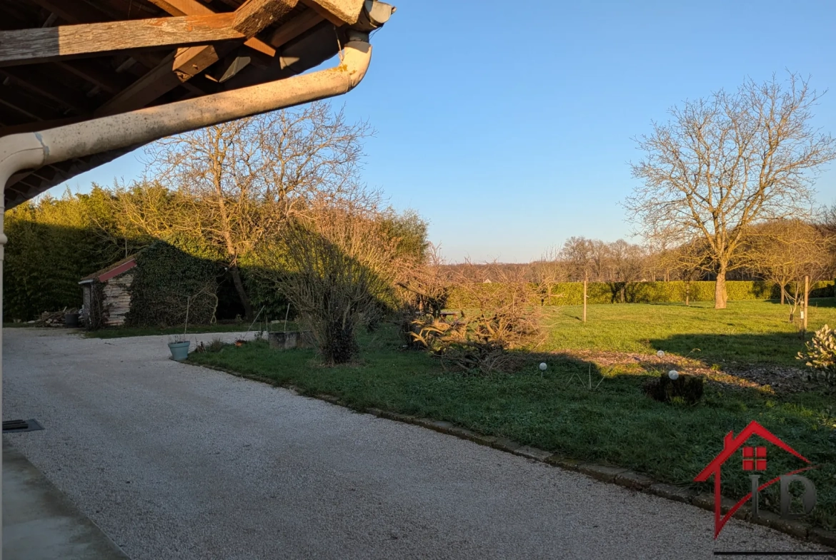 Maison indépendante avec dépendances et grand jardin à Pierre de Bresse : idéale artisan ou famille 