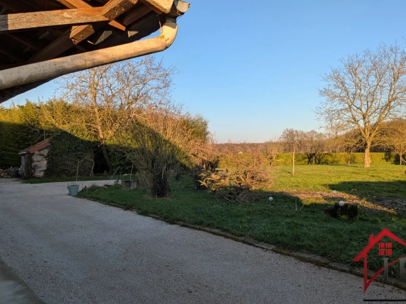 Maison indépendante avec dépendances et grand jardin à Pierre de Bresse : idéale artisan ou famille 