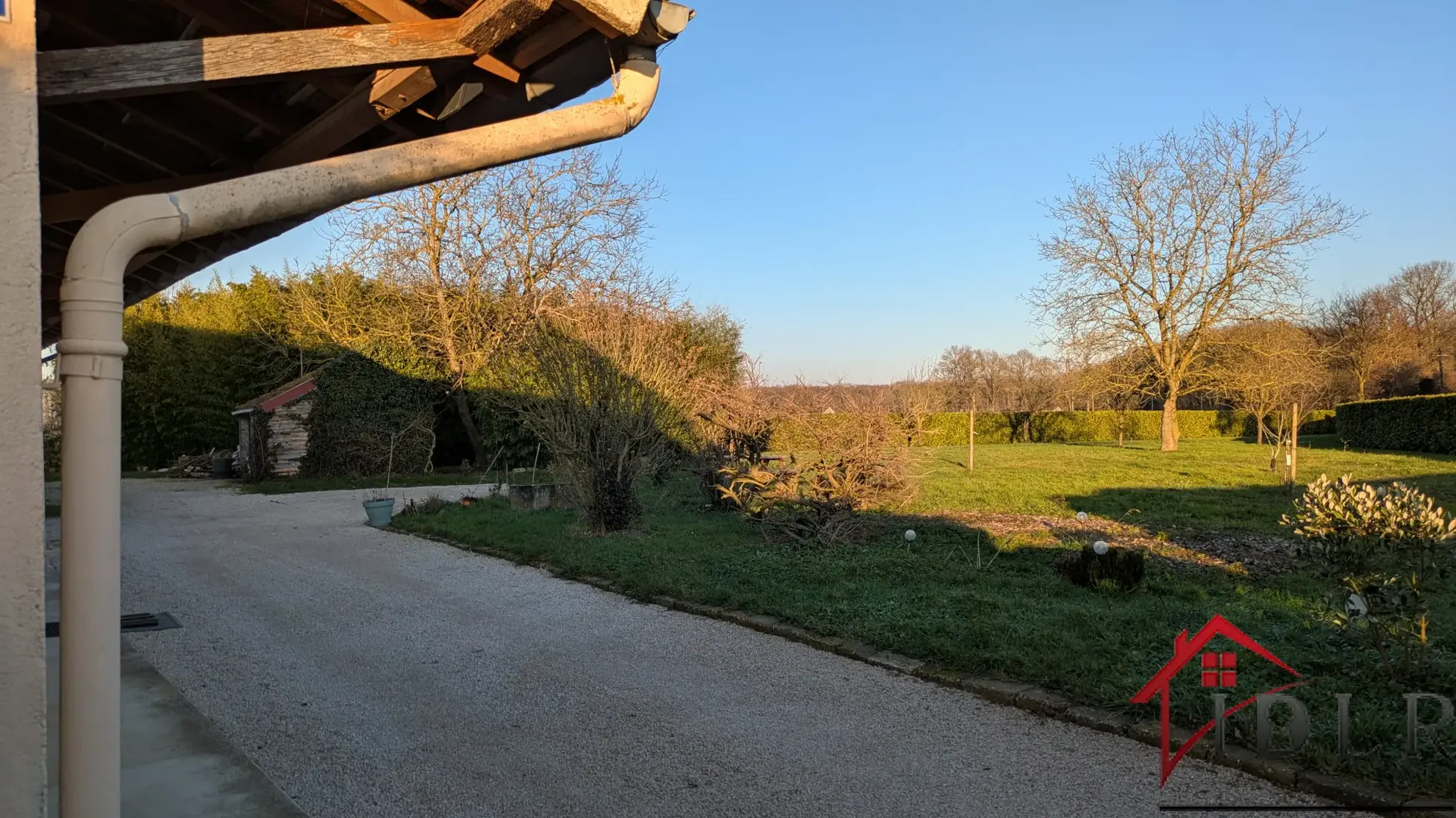 Maison indépendante avec dépendances et grand jardin à Pierre de Bresse : idéale artisan ou famille 