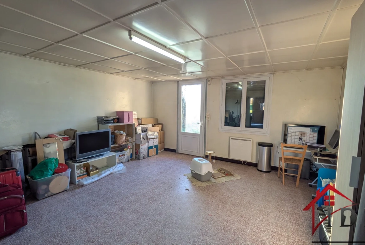Maison indépendante avec dépendances et grand jardin à Pierre de Bresse : idéale artisan ou famille 