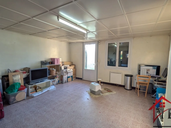 Maison indépendante avec dépendances et grand jardin à Pierre de Bresse : idéale artisan ou famille 