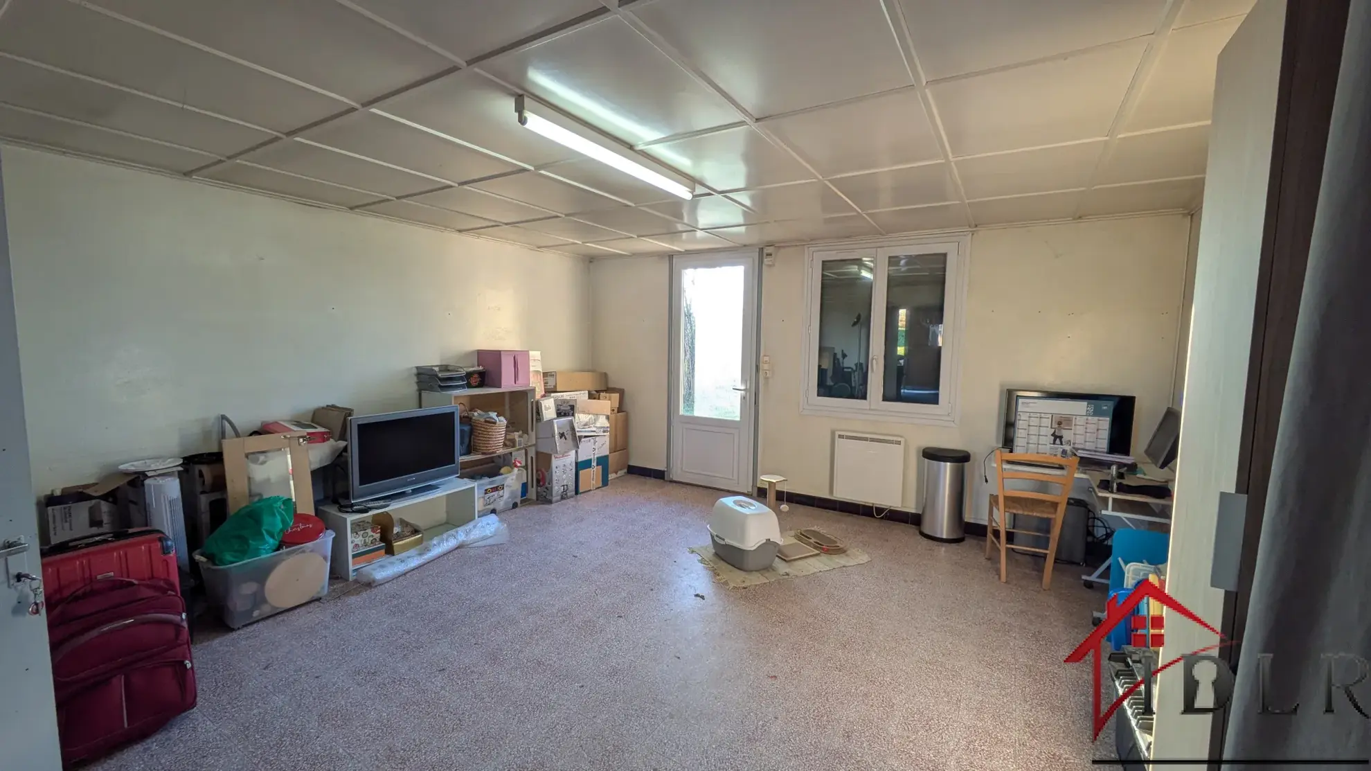 Maison indépendante avec dépendances et grand jardin à Pierre de Bresse : idéale artisan ou famille 